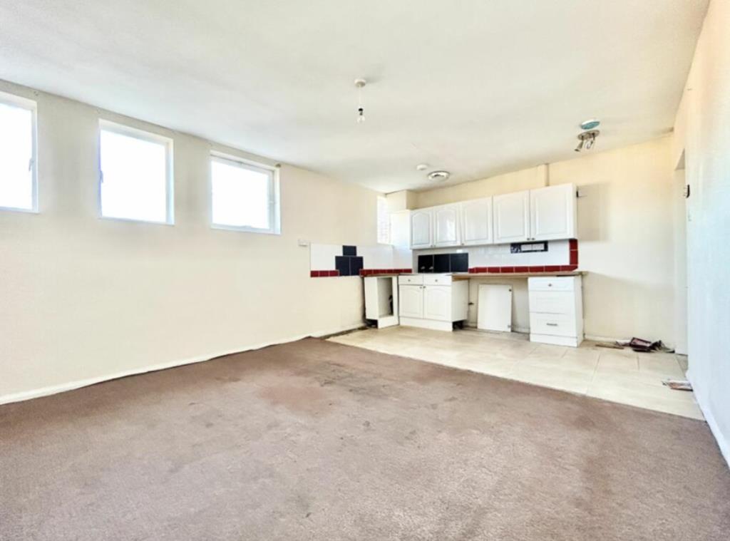 Lot: 93 - TOWN CENTRE FLAT FOR REFURBISHMENT - Living room